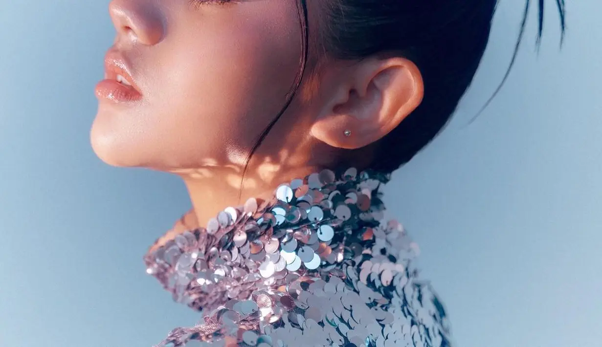 Detail makeup Ziva ini juga menarik dibedah. Lantaran dirinya memilih eyeshadow berwarna oranye untuk memenuhi kelopak matanya, dipertegas dengan eyeliner hitam yang berhasil menegaskan area matanya pada tampilan kali ini. Foto: Instagram.