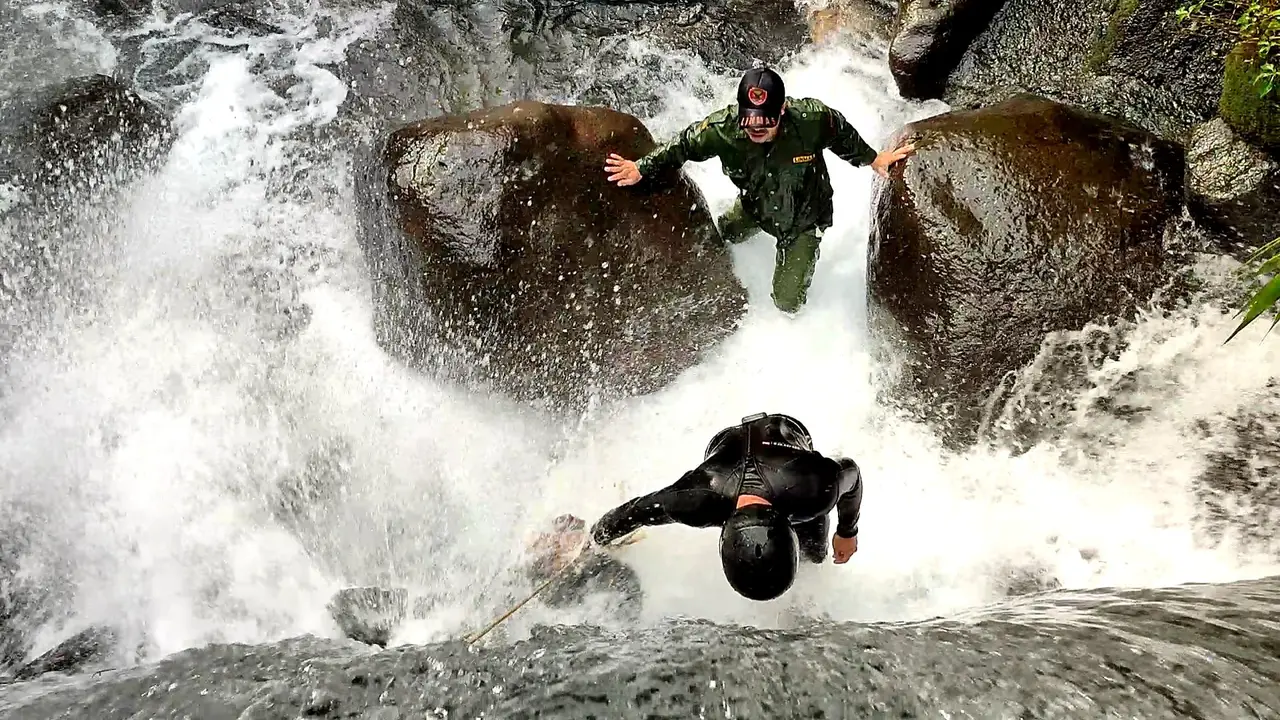 Pencarian Siswi SMP Hanyut di Curug Kembar Bogor