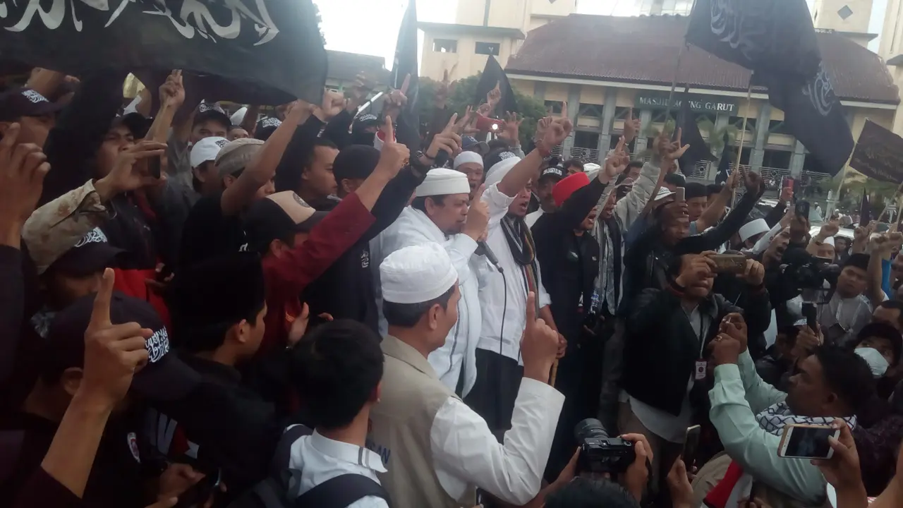 Orator Aliansi Umat Islam Bela Tauhid Ustad Haikal Hassan di tengah-tengah massa di Garut