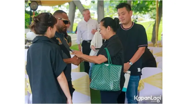 6 Potret Pemakaman Kiki Fatmala yang Digelar Tertutup, Suami Tampak Tegar