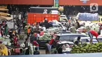 Aktivitas bongkar muat sayur dan buah-buahan di Pasar Induk Kramat Jati, Jakarta Timur, Minggu (12/4/2020). Kegiatan di pasar tersebut berjalan normal selama pandemi COVID-19, namun penjual dan pekerja masih terlihat belum mengenakan masker. (Liputan6.com/Johan Tallo)
