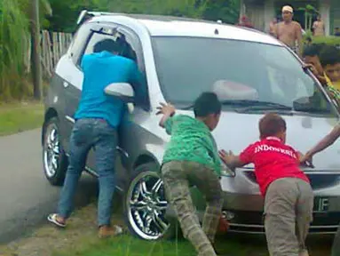 Citizen6, Jambi: Sebuah mobil jenis sedan honda, terperosok ke parit sekitar komplek Dinas Pekerjaan Umum Sarolangun.