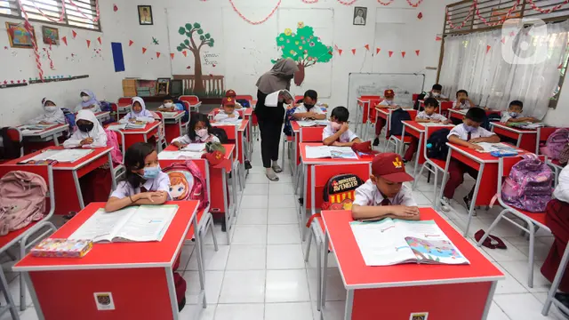 Tanpa Guru, Pembelajaran SDN Pondok Cina 1 Belajar Dibimbing Orang Tua Siswa