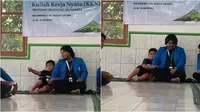 Momen seorang bocah dan mahasiswa KKN yang lengket banget walaupun baru sehari kenal, bak kakak adik. (Sumber: TikTok/@xyiikoo_)