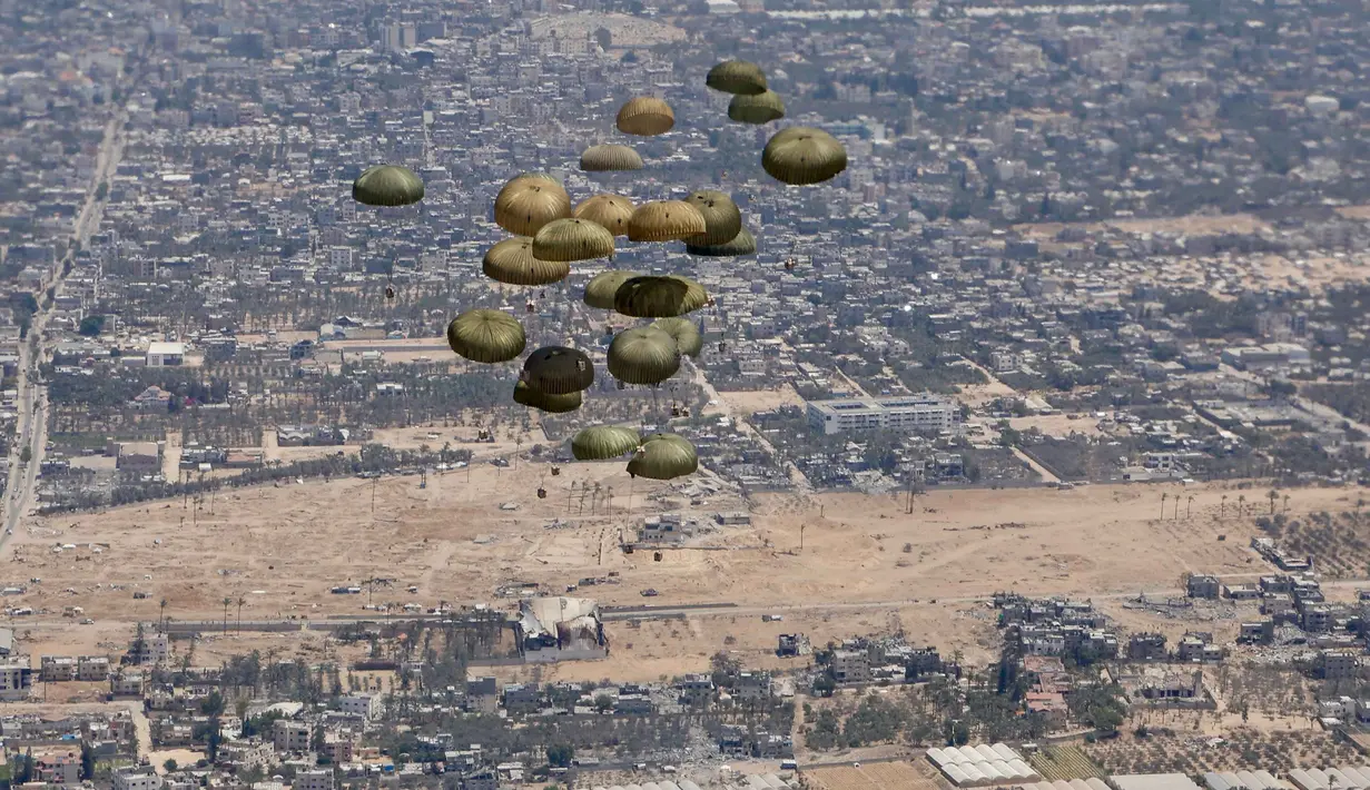 Foto selebaran ini yang diambil di atas Gaza dan dirilis pada 1 Agustus 2025 oleh Kementerian Pertahanan Spanyol, menunjukkan pelepasan bantuan kemanusiaan dari pesawat Airbus A400M Atlas Angkatan Udara Spanyol di atas Gaza. (HANDOUT/Kementerian Pertahanan Spanyol/AFP)