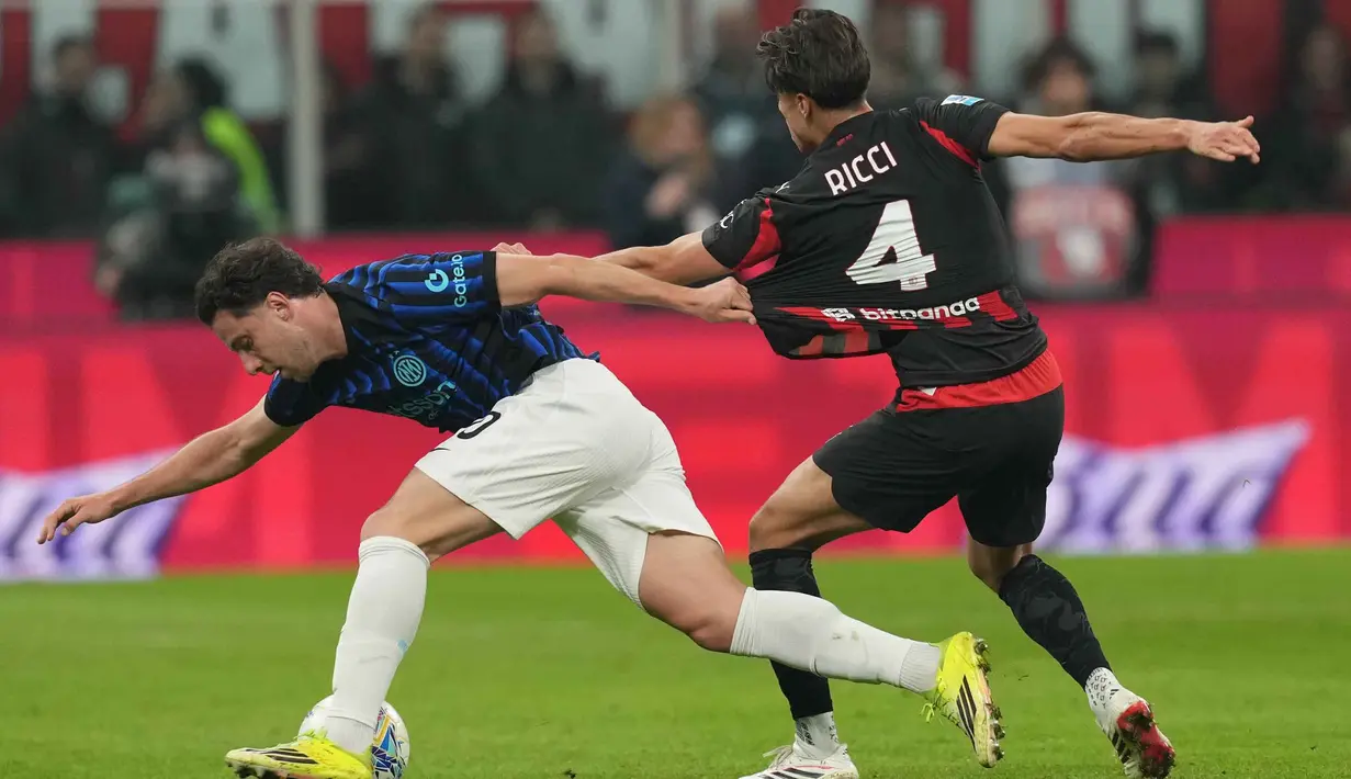 Hingga waktu turun minum tiba, skor tidak berubah, tetap 1-0 untuk keunggulan AC Milan. Tampak dalam foto, pemain Inter Milan, Carlos Augusto (kiri) dan Samuele Ricci dari AC Milan berebut bola saat pertandingan pekan ke-28 Serie A Italia 2025/2026, di Stadion San Siro, Minggu 8 Maret 2026 waktu setempat atau Senin (9/3/2026) dini hari WIB. (AP Photo/Antonio Calanni)