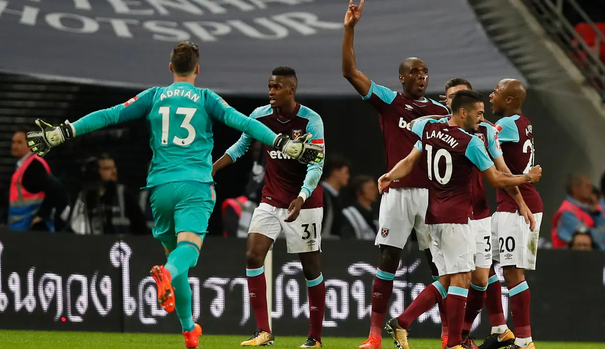 Pemain West Ham United merayakan kemenangan atas Tottenham Hotspur seusai babak keempat Piala Liga Inggris di Wembley, Kamis (26/10) dini hari. The Spurs tersingkir dari Piala Liga setelah dikalahkan West Ham 2-3. (AP Photo/Kirsty Wigglesworth)