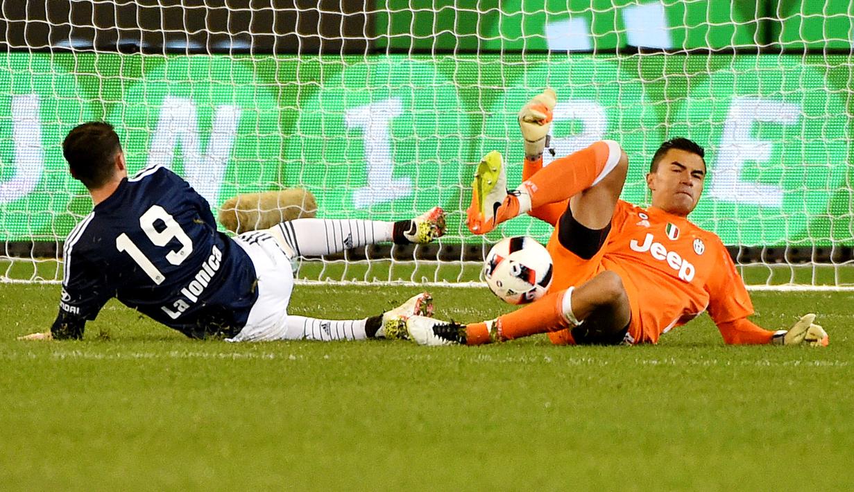 Pemain bernama lengkap Emilio Audero Mulyadi ini lahir di Mataram, Nusa Tenggara Barat, pada 18 Januari 1997. Ayahnya adalah orang Indonesia, sementara ibunya berkebangsaan Italia. (AFP/Paul Crock)