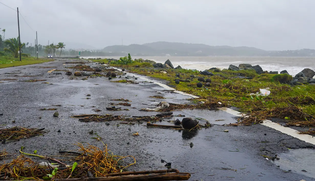 Badai, yang kemudian menguat menjadi badai Kategori 1, tidak sampai ke daratan Puerto Rico, tetapi menjatuhkan sekitar 10 inci hujan di wilayah kota Barranquitas, kata Dinas Cuaca Nasional. (Jaydee Lee SERRANO / AFP)