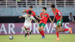 Pemain Timnas Indonesia U-17, Arkhan Kaka (kiri) berusaha mengontrol bola dibayangi tiga pemain&nbsp;Timnas Maroko U-17 dalam laga pamungkas Grup A Piala Dunia U-17 2023 yang berlangsung di Stadion Gelora Bung Tomo, Surabaya, Kamis (16/11/2023). (Bola.com/Bagaskara Lazuardi)