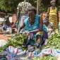 Pedagang menyiapkan barang-barangnya untuk ditukarkan dengan barang lain di pasar barter di Togoville, 24 November 2018. Setiap hari Sabtu di pantai utara Danau Togo, sekitar 65 km timur ibu kota, Lome, berlangsung tradisi pasar barter. (Yanick Folly/AFP)