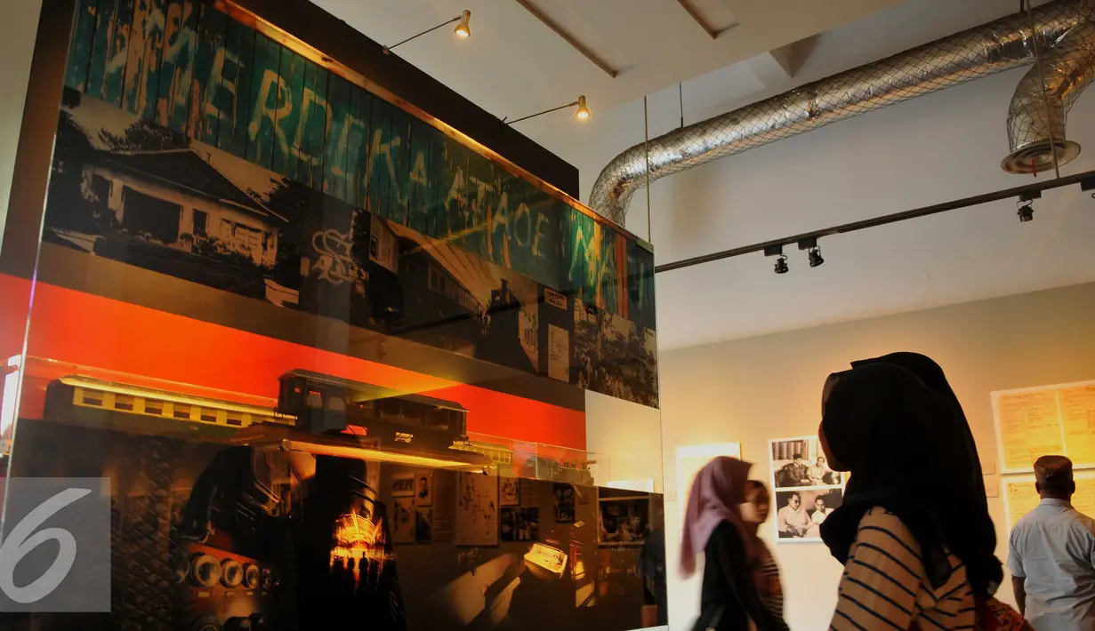 Pengunjung mengamati replika kereta api yang dipamerkan dalam Pameran Foto & Peluncuran Buku 71th RI Bingkisan Revolusi di Galeri Foto Jurnalistik Antara, Jakarta, Senin (22/8). (Liputan6.com/Gempur M Surya)