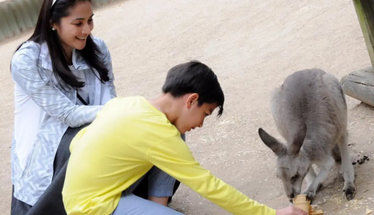 Mengawali karier di dunia hiburan, artis cantik Maudy Koesnaedi mengikuti ajang pemilihan Abang None Jakarta. Akrab disapa Mpok Mod, istri Erik Meijer ini merupakan salah satu pelopor Teater Abnon Jakarta. (Instagram/Maudykoesnaedi)