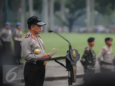 Kapolri Jenderal Pol Tito Karnavian memberikan arahan saat memimpin apel gelar pasukan ops Mantap Praja Jaya dalam rangka PAM Pilkada Serentak 2017 di Lapangan Monas, Jakarta, Rabu (12/10). (Liputan6.com/Faizal Fanani)