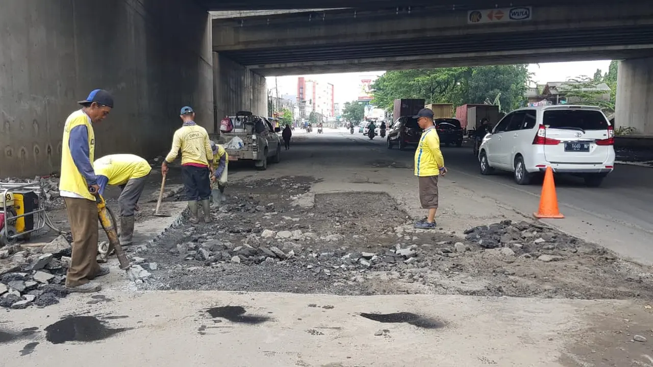 Jalan rusak di Kota Tangerang diperbaiki.