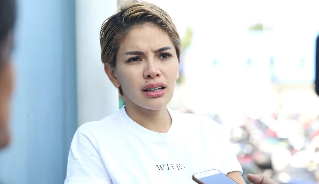 Nikita juga enggan membocorkan berapa harga cincin berlian yang pemberian pengusaha sukses tersebut. "Kalau gue kan agak-agak gatal kalau nggak mahal ha ha ha. Gue mah udah biasa dapat barang mewah," ujarnya. (Nurwahyunan/Bintang.com)