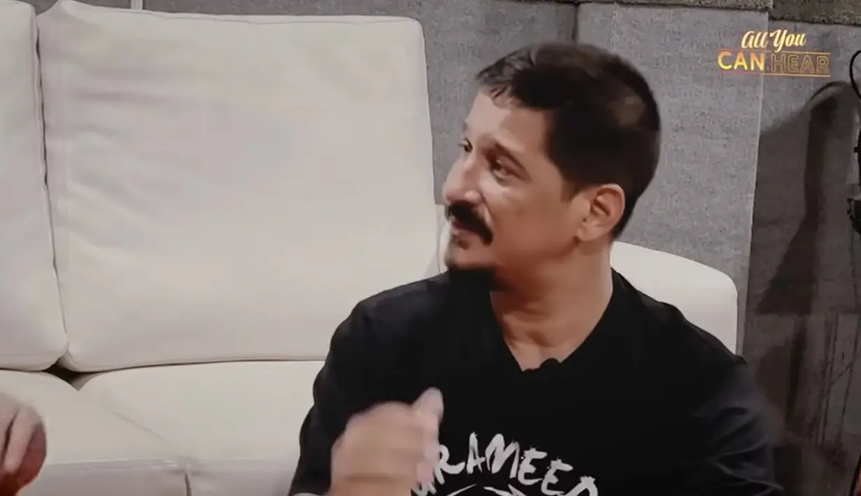 Potret tersebut menarik perhatian sebuah majalah. Bahkan, menjadikan paras gantengnya sebagai model sampul. Dari situ, ia rajin melakukan sesi foto sebagai model. [Youtube/Ferdy ELEMENT]