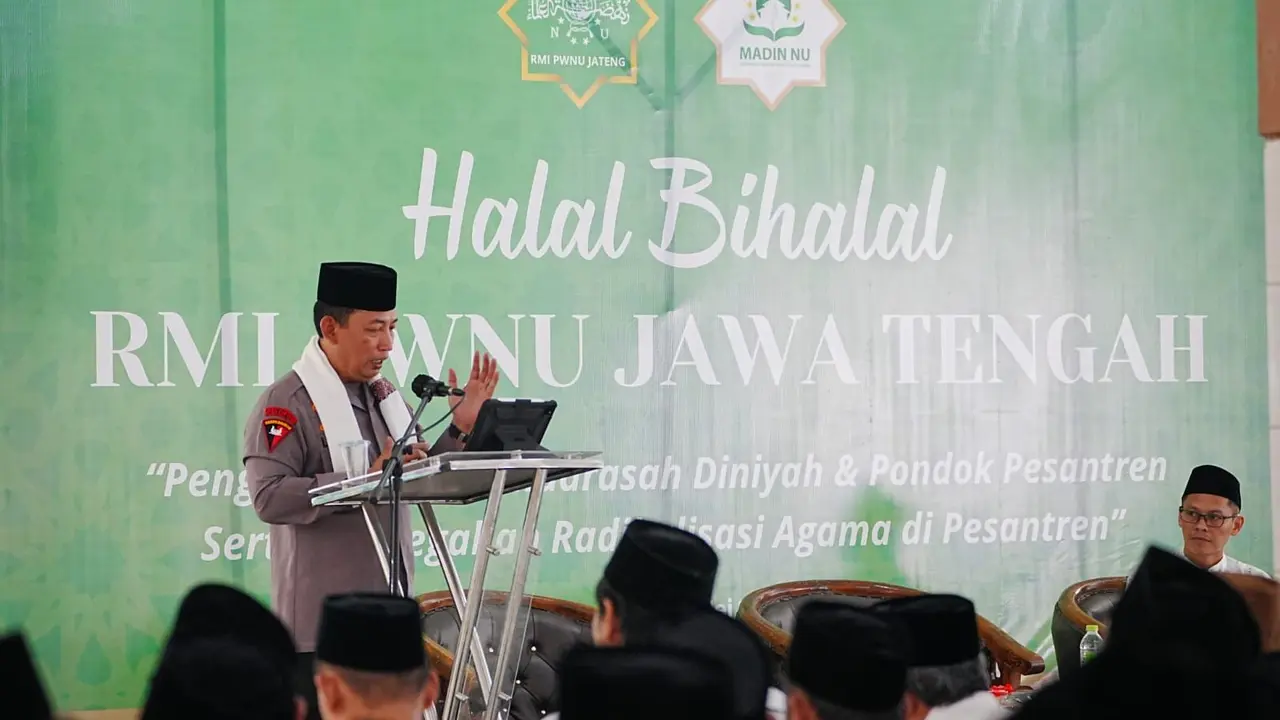 Kapolri Jenderal Pol. Listyo Sigit Prabowo saat menghadiri acara halal bihalal di Pesantren Subhanul Wathon, Magelang, Jawa Tengah, Minggu, (21/5/2023).
