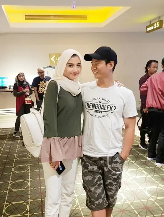 Ibu dari tiga anak ini terlihat sangat cantik dan modis. Novita Hardini saat pergi menonton bersama suami seperti anak muda yang sedang pacaran. (Liputan6.com/IG/@novitamochamad)