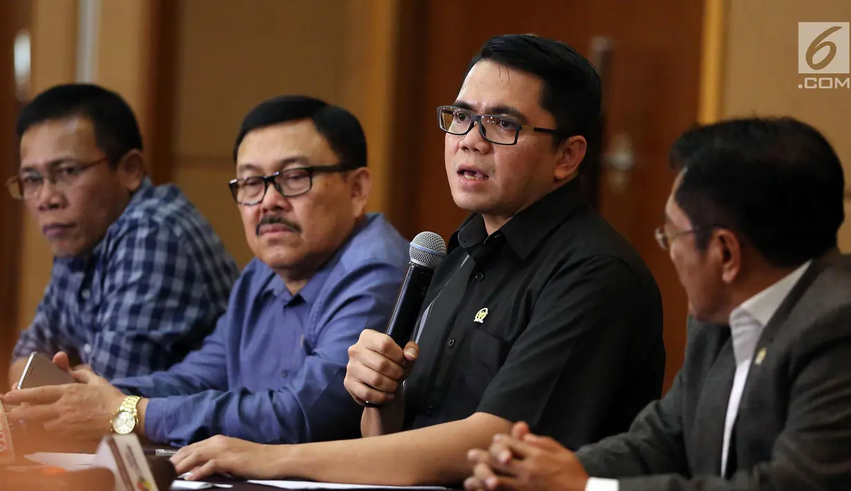 Anggota Pansus Hak Angket KPK, Arteria Dahlan (kedua kanan) memberi keterangan pers di Jakarta, Senin (20/9). Pansus Hak Angket KPK membeberkan temuan terkait pengadaan alat berat yang diduga dilakukan Ketua KPK Agus Rahardjo. (Liputan6.com/Johan Tallo)