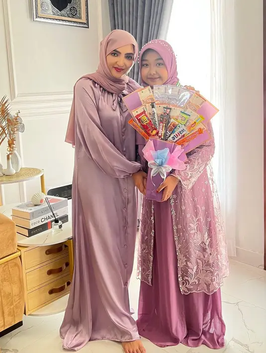 Ashanty memiliki anak asuh yang disayanginya bak anak sendiri, Aulia. Di acara kelulusannya, ia tampil menawan dengan silk dress dan kerudung. [Foto: IG/ashanty_ash].