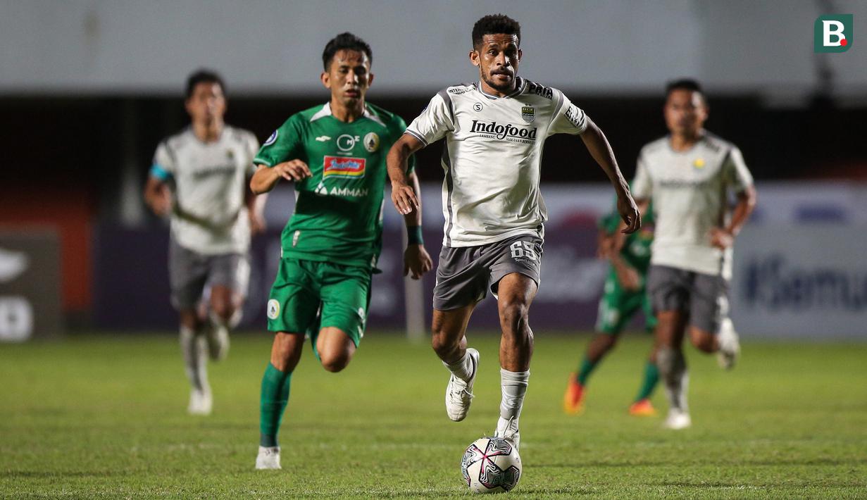 Pemain Persib Bandung, Ricky Kambuaya menggiring bola saat laga pekan kelima BRI Liga 1 2022/2023 antara PSS Sleman melawan Persia Bandung di Stadion Maguwoharjo, Sleman, Jumat (19/08/2022). (Bola.com/Bagaskara Lazuardi)