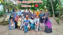 Angga Yunanda pulang ke Lombok Nusa Tenggara Barat. Momen foto bersama dengan keluarga dan warga sekitar. "sederhana bgt angga ramah," tulis YaDeaa. "Angga yunanda disini kayak mas² biasa yang bisa digapai gituuu," tulis Harta. [TikTok/riniandriani0k]