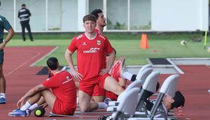 Sebanyak 15 pemain Skuad Garuda telah bergabung dan menjalani sesi latihan yang digelar di Lapangan Stadion Madya, Senayan, Jakarta, Selasa (24/3/2026) sore. Tampak dalam foto, pemain Timnas Indonesia, Ole Romeny saat mengikuti sesi latihan perdana di Lapangan Stadion Madya, Kompleks Gelora Bung Karno, Senayan, Jakarta, Selasa (24/3/2026). (Bola.com/M Iqbal Ichsan)