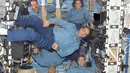 Sejumlah Astronot berpose  di Stasiun Luar Angkasa Internasional Destiny laboratorium, (4/13/2002). Stasiun Luar Angkasa Internasional merayakan hari jadinya ke-15 pada 2 November sejak dihuni oleh manusia. (REUTERS/NASA)