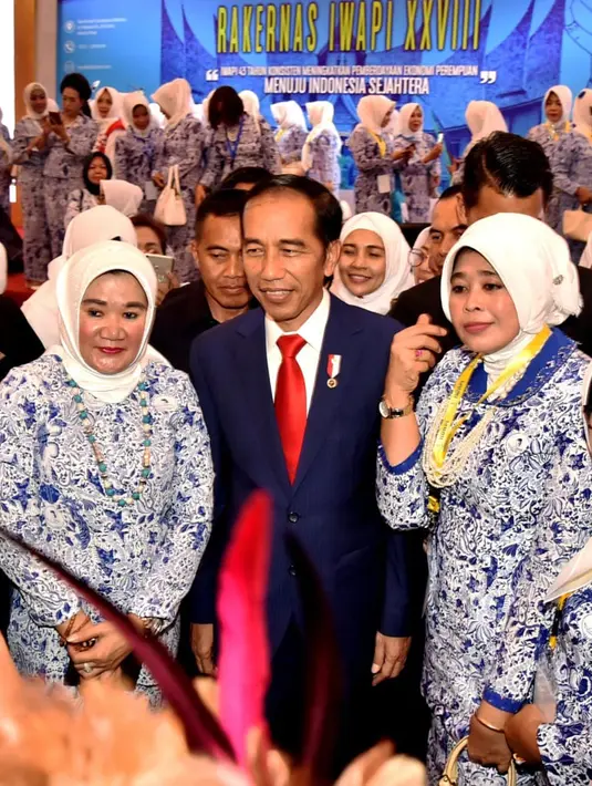 Presiden Joko Widodo foto bersama peserta saat membuka Rakernas IWAPI XXVIII di Padang, Senin (8/10). Jokowi yakin meningkatnya ekspor dan investasi akan memperbaiki defisit neraca perdagangan dan transaksi berjalan. (Liputan6.com/Pool/Biro Pers Setpres)