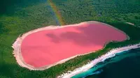 Pesona warna merah muda di danau Hillier mencuri perhatian wisatawan. 