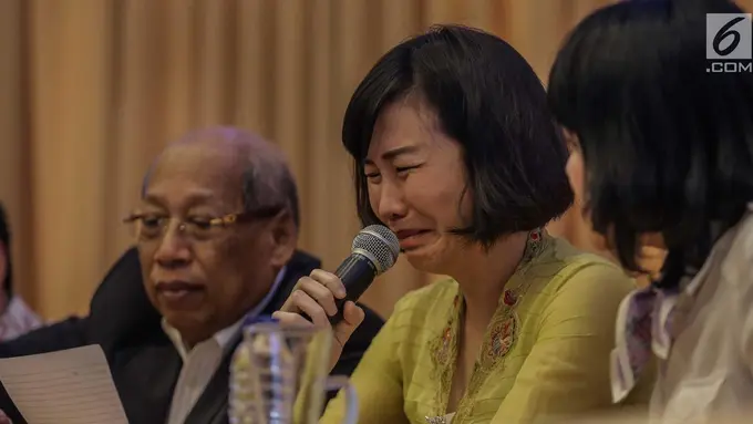 [Bintang] Supaya Nggak Ketahuan Ahok, Veronica Tan Ganti Nama Julianto Tio di Handphone-nya