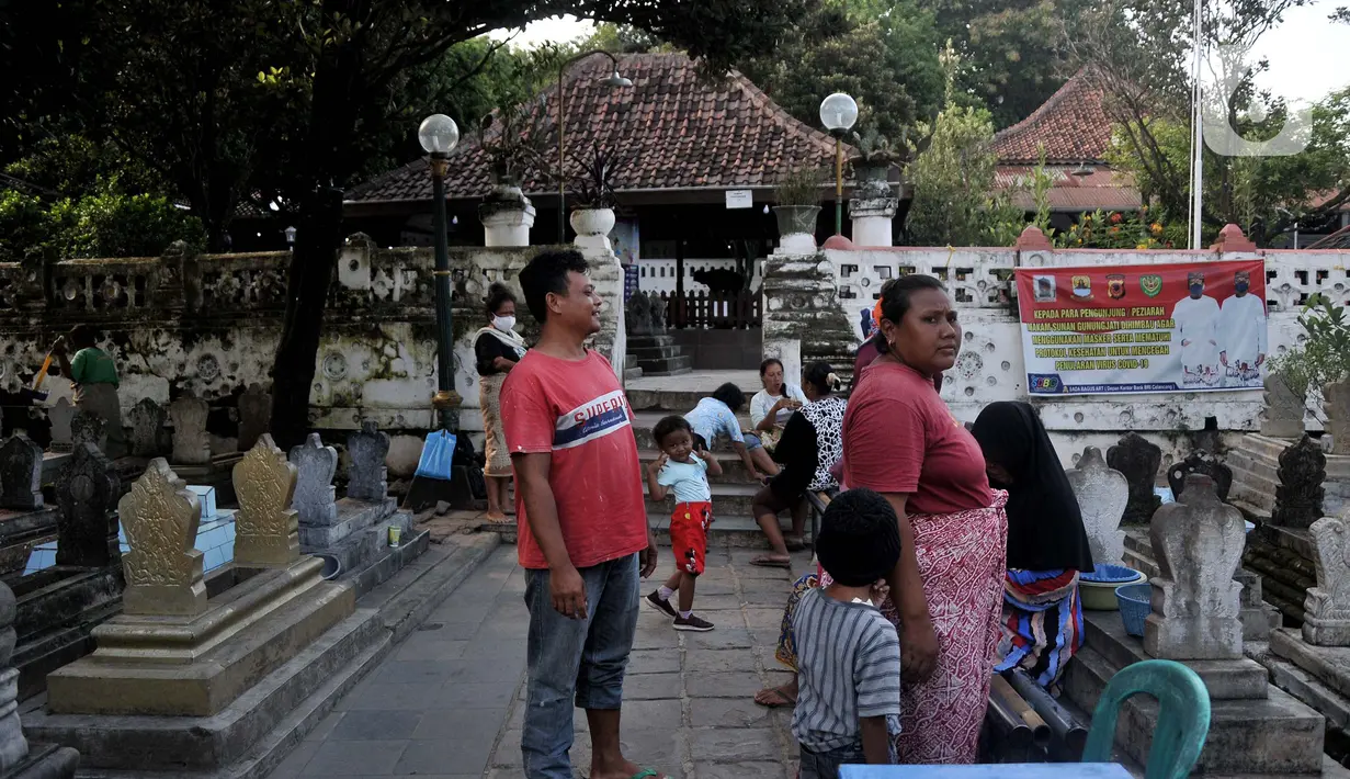 Sejumlah pengemis berkumpul menanti peziarah di depan pintu masuk Makam Sunan Gunung Jati, Desa Astana, Cirebon, Jawa Barat, Kamis (31/3/2022). Biasanya pengemis di Makam Sunan Gunung Jati menggunakan wadah atau kotak amal untuk meminta sedekah kepada peziarah. (merdeka.com/Iqbal S. Nugroho)