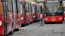 Penarikan puluhan bus ini pasca insiden terbakarnya salah satu unit bus tersebut di halte Al-Azhar, Jakarta Selatan beberapa waktu lalu, Jakarta, (3/9/14). (Liputan6.com/Miftahul Hayat)