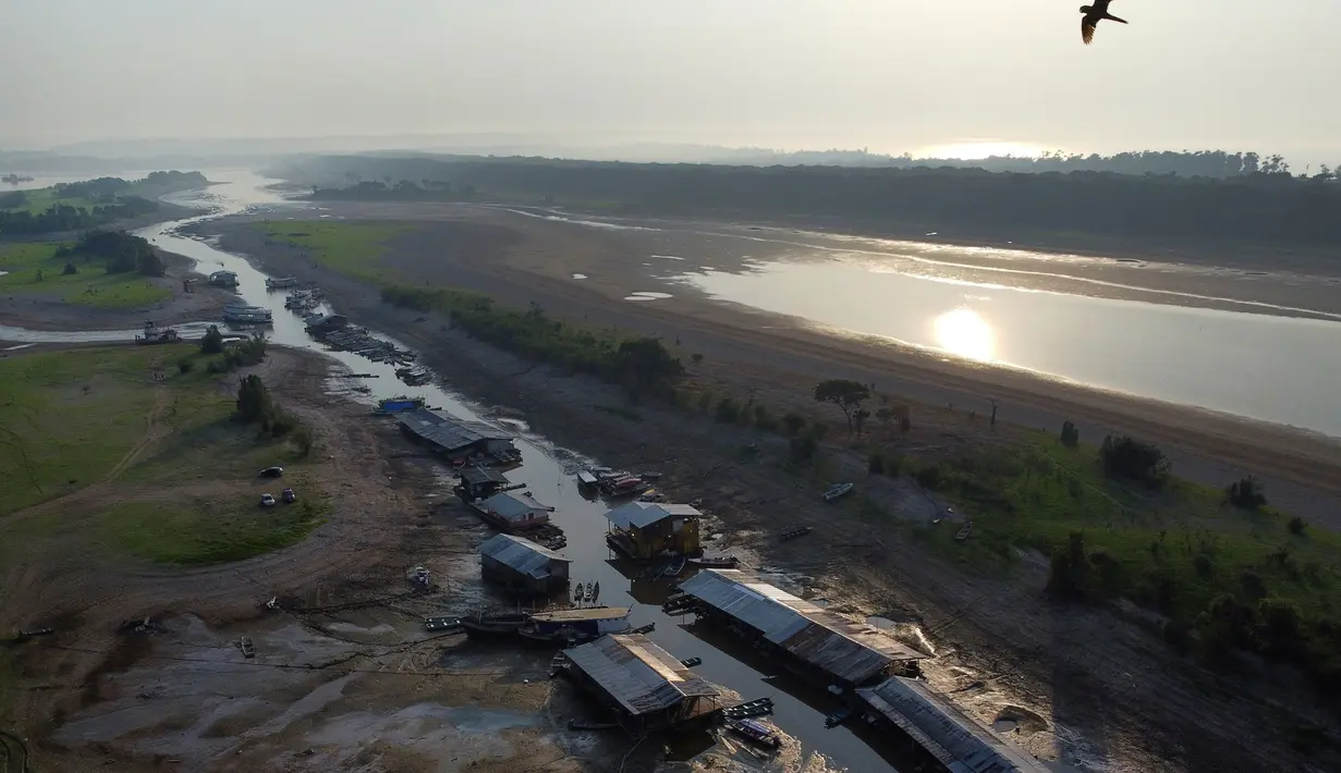 Rumah-rumah dan perahu-perahu terapung terdampar di dasar danau Puraquequara yang kering di tengah kekeringan parah, di Manaus, negara bagian Amazonas, Brasil, Kamis, 5 Oktober 2023. (AP Photo/Edmar Barros)