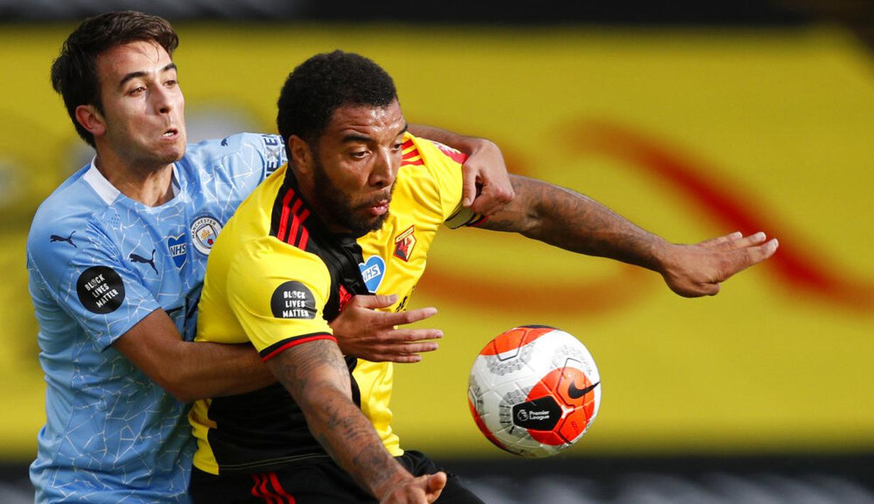 Pemain Manchester City, Eric Garcia, berebut bola dengan pemain Watford, Troy Deeney, pada laga Premier League di Stadion Vicarage Road, Selasa (22/7/2020). Manchester City menang dengan skor 4-0. (Adrian Dennis/Pool via AP)