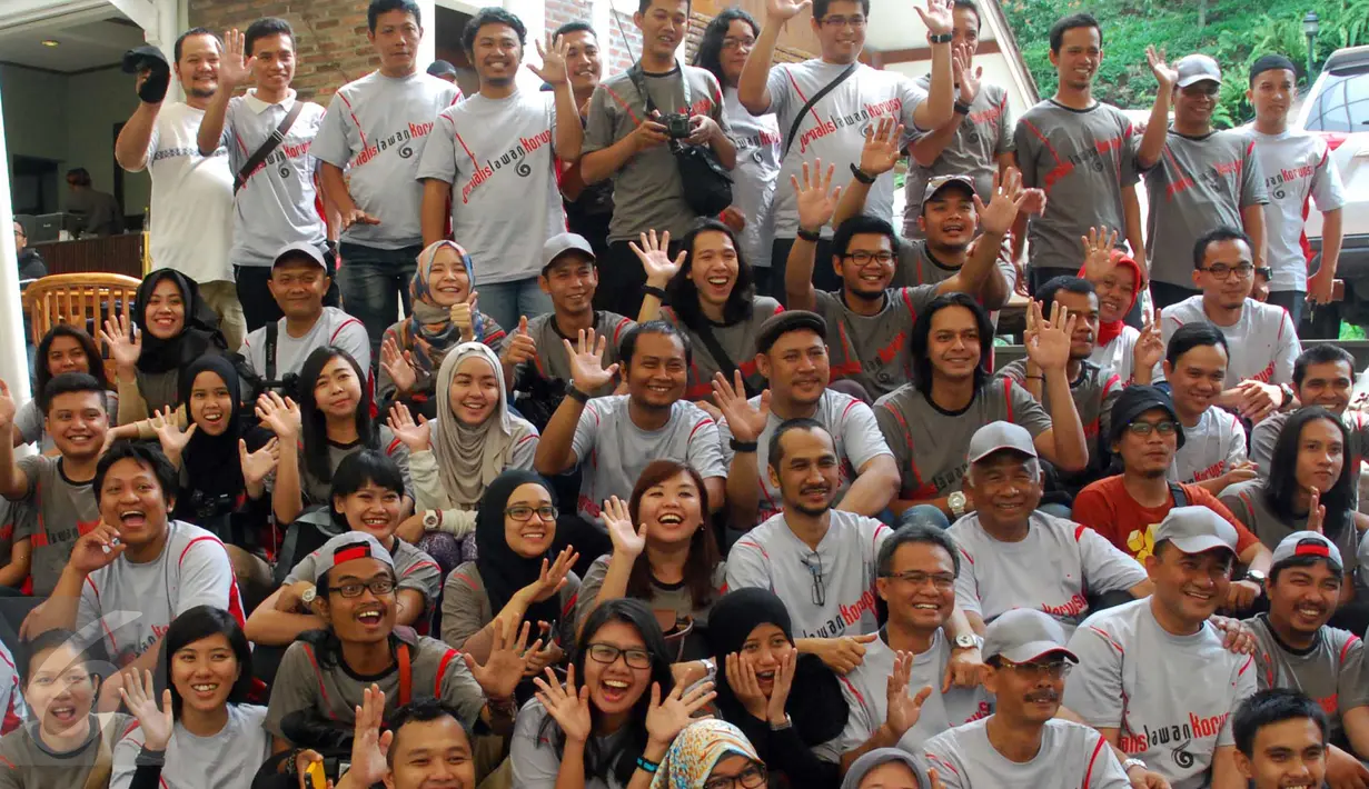 Ketua nonaktif KPK Abraham Samad dan Taufiqurahman Ruki berpose dengan para awak media di Ciawi, Bogor, (20/11). Acara tersebut sekaligus perpisahan dengan Para ketua dan mantan ketua kpk non aktif. (Liputan6.com/Helmi Afandi)