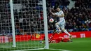 Pemain Real Madrid, Karim Benzema berhasil mencetak gol ke gawang Leganes pada leg kedua perempatfinal Copa del Rey di Santiago Bernabeu, Kamis (25/1). Real Madrid tersingkir dari Copa del Rey setelah di kandang sendiri kalah 1-2. (AP/Francisco Seco)