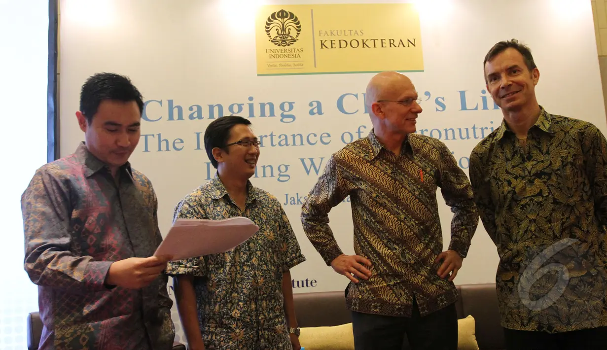 Dari kiri ke kanan Ray Basrawi, Trevino A Pakasi, Jorg Spieldenner, dan Stephen Daniel King usai berdiskusi tentang pentingnya mikronutrien bagi bayi di Jakarta, Senin (11/5/2015). (Liputan6.com/Herman Zakharia) 
