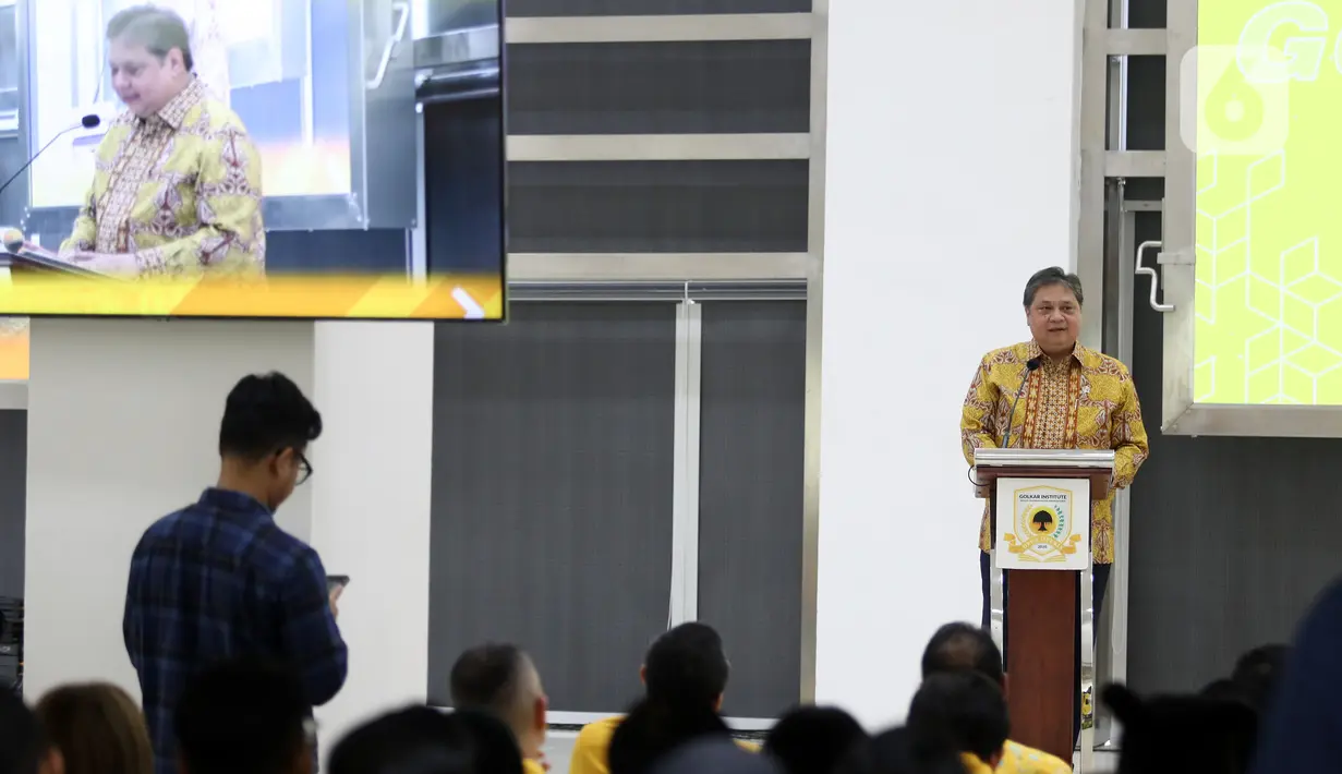 Airlangga Hartarto selaku Ketua Umum Partai Golkar saat membuka kuliah umum di Golkar Institute, Jakarta, Senin (13/3/2023). Kegiatan yang mengangkat tema "Kepemimpinan Transformatif yang Berbasis Karya" itu, menghadirkan Ridwan Kamil sebagai narasumber. (Liputan6.com/Johan Tallo)