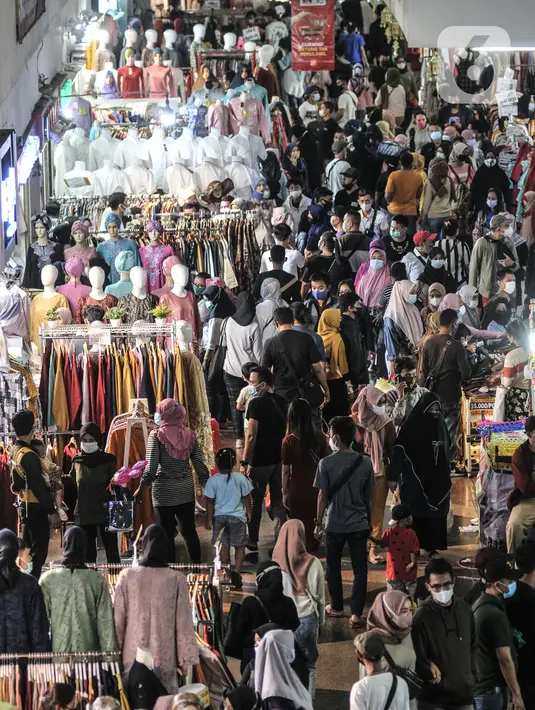 Kerumunan warga saat mengunjungi Blok A Pasar Tanah Abang, Jakarta, Minggu (2/5/2021). Kepadatan pengunjung yang ingin membeli kebutuhan untuk Lebaran tetap terjadi di Blok A dan B Tanah Abang meski petugas gabungan telah berjaga di pintu masuk guna mencegah kerumunan. (merdeka.com/Iqbal S Nugroho)