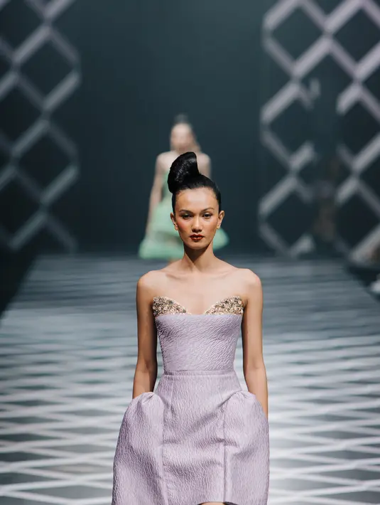 Bahan-bahan tersebut diberi sentuhan ulang dengan teknik embroidery, pleats, fringe, frill, dan ornamentasi, menjadi bahan baru yang indah. Foto: Document/Sebastian Gunawan.