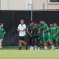 Setelah diperkenalkan sebagai nahkoda baru Persebaya Surabaya, Paul Munster langsung memimpin latihan perdana di Lapangan Thor, Surabaya, Kamis (4/1/2024) sore WIB. (Bola.com/Wahyu Pratama)