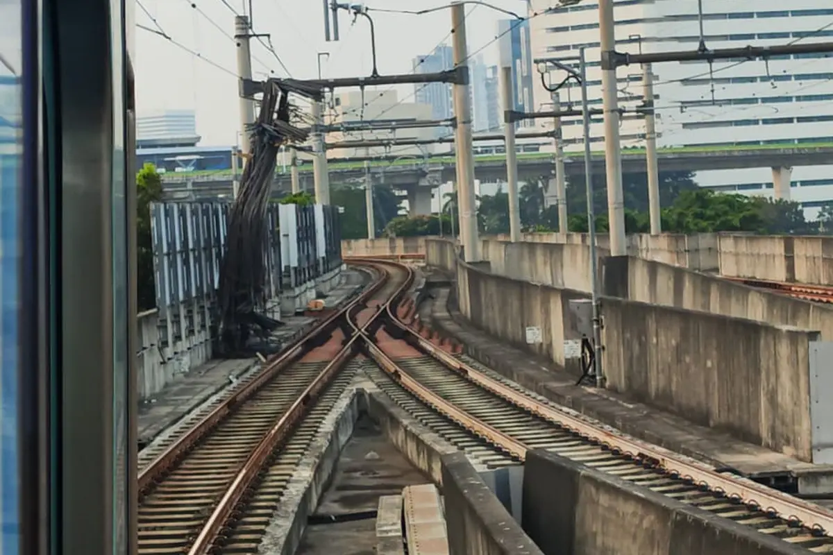 Muatan Crane Jatuh di Jalur MRT.