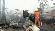 Akibat korsleting listrik sebuah bengkel dan belasan bangunan lainnya hangus terbakar. Tidak ada korban dalam kebakaran ini karena penghuninya tengah mudik