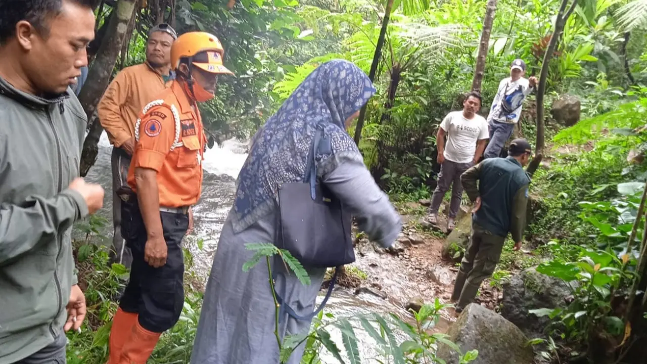 Tabur Bunga Keluarga Korban Terseret Air Bah Curug Kembar