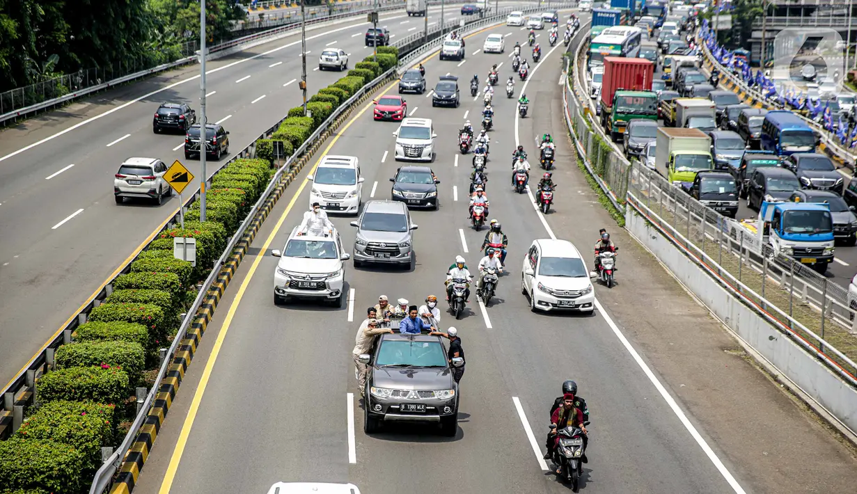 Iring-iringan kendaraan pengawalan Rizieq Shihab saat melintas di Tol Dalam Kota, Grogol, Jakarta, Selasa (10/11/2020). Rizieq Shihab yang baru tiba di Indonesia mendapat pengawalanan massa pendukungnya menuju markas FPI di Petambutran. (Liputan6.com/Faizal Fanani)
