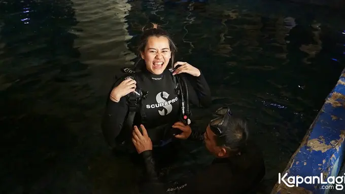 FOTO: Aaliyah Massaid Latihan Jadi Pasukan Pengibar Merah Putih di Dalam Air