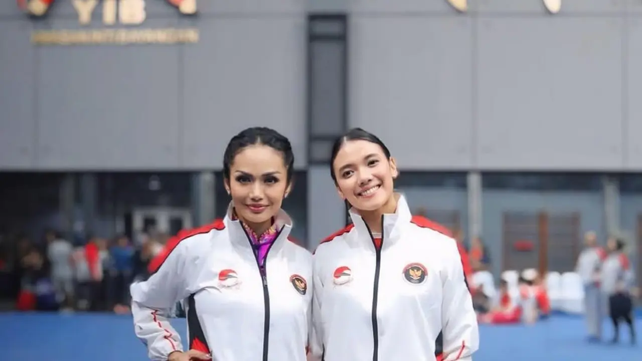 Krisdayanti mengenakan jaket tim Indonesia saat latihan wushu. [@krisdayantilemos]