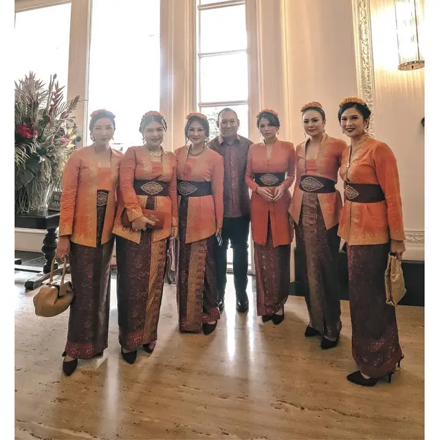 Bareng Dian Sastro, Ini 7 Gaya Wulan Guritno Jadi Bridesmaid Sahabat